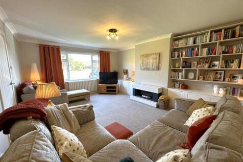 Spacious Lounge 382