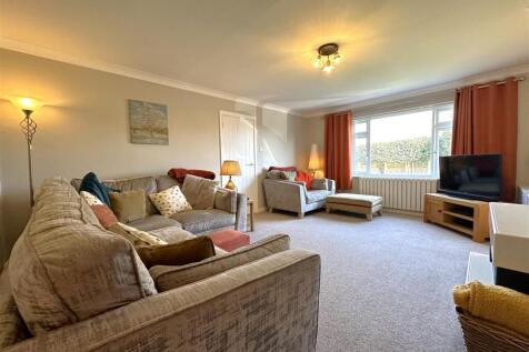 Sizeable Reception Room 376