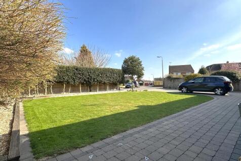 Large Front Garden 586