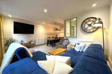 Spacious Living Room 180