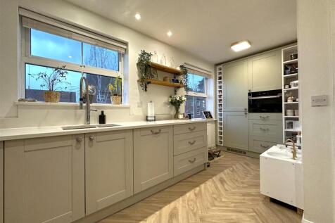 Extensive Fitted Kitchen 202