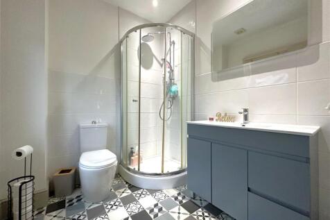 Modern En-Suite Shower Room 215