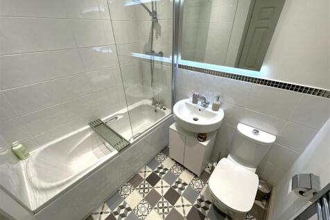 Family Bathroom 245