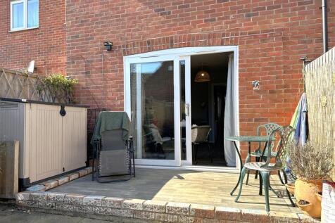 Raised Seating Area 752