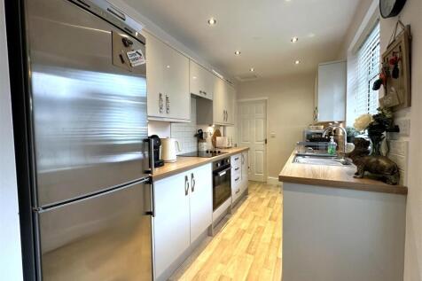 Eye-Catching Contemporary Kitchen 190