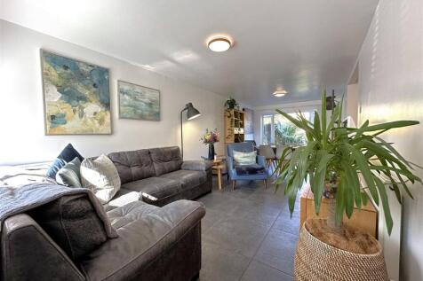Generous Living Space 962