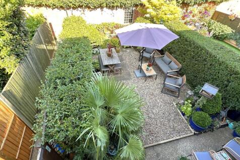 Lovely Low-Maintenance Garden 903