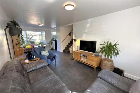 Large Living Space 966