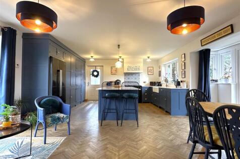 Superb Open-Plan Family Kitchen 930