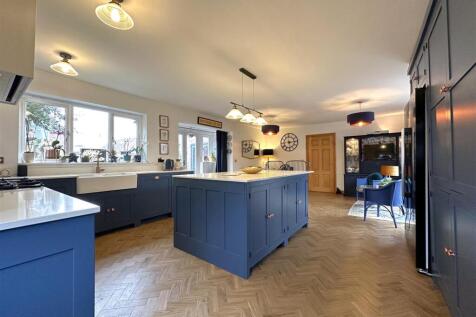 Substantial Family Kitchen 940