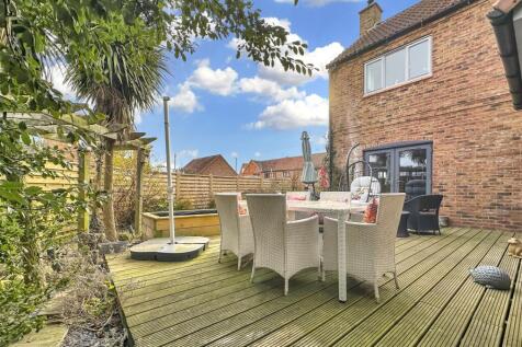 Decked Outdoor Entertainment Space 048