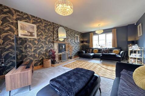 Sizeable Living Room 007