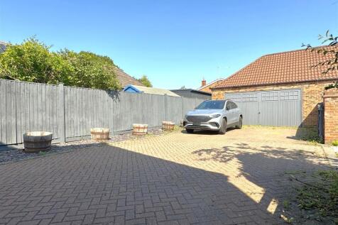 DOUBLE GARAGE &amp; Extensive Driveway 137