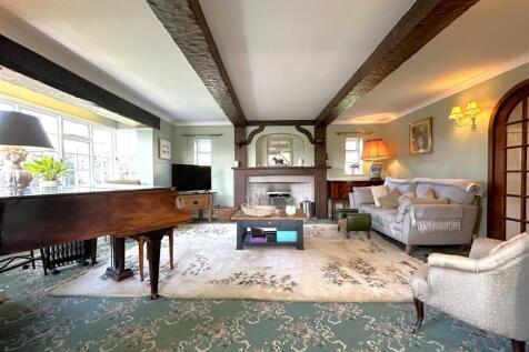 Generous Bay-Fronted Living Room 622