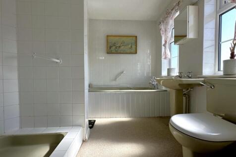 Four-Piece Family Bathroom 605
