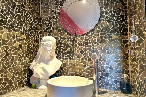 Inset Wink With Creative Tiling 508