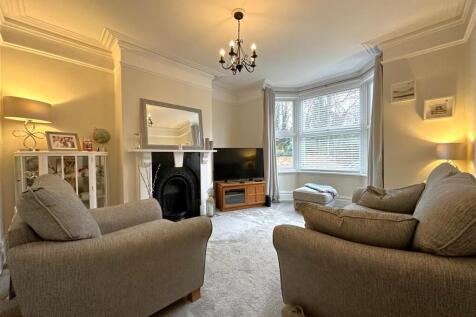 Bay-Fronted Lounge 675