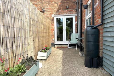 Secluded Seating Area 039
