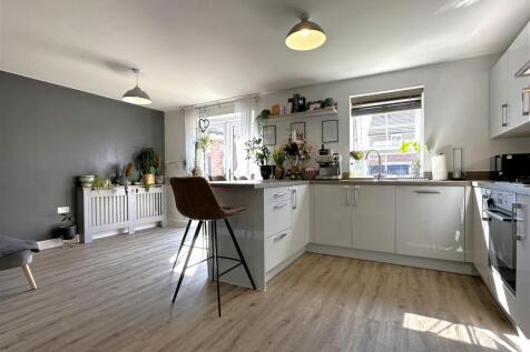 OPEN-PLAN Family Dining Kitchen 237