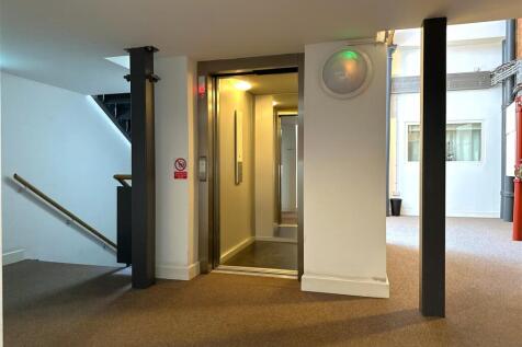 Communal Lift 381