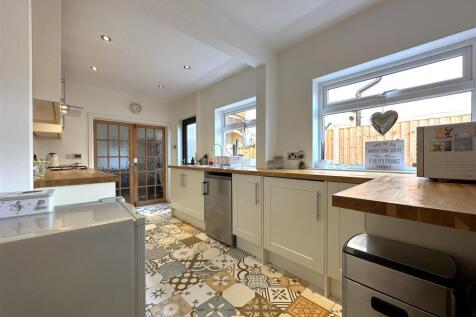 Generous Contemporary Kitchen 534