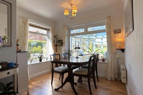 Dual-Aspect Dining Area 713
