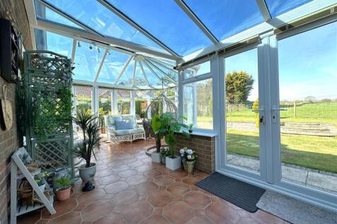 Large Glass-Roof Conservatory 688
