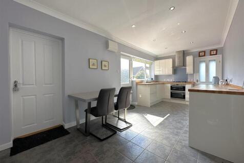 Spacious Dining Kitchen 478