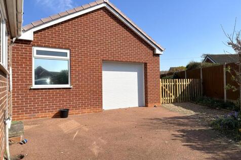 Driveway &amp; Over-Sized Garage 533