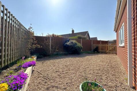 Low-Maintenance Side Garden 507