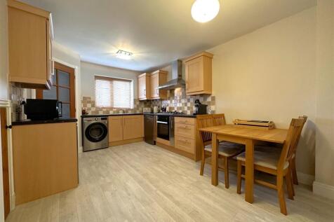Spacious Dining Kitchen 391
