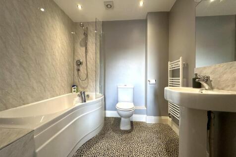 First Floor Bathroom 371