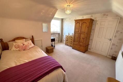 Large Second Bedroom 886