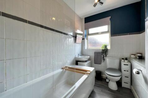 First Floor Bathroom 860