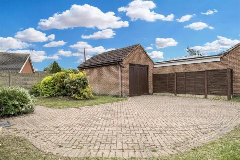 Detached Garage &amp; Block Paved Driveway 112