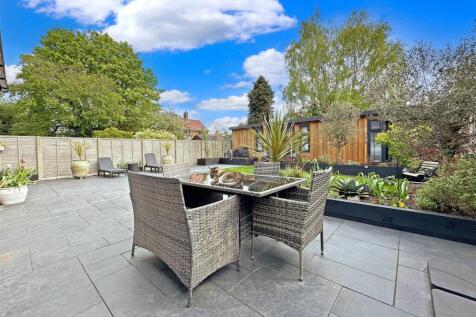 Beautifully Landscaped Garden 332