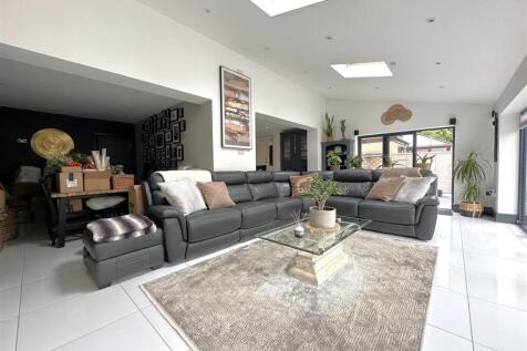 Large Living Space 284
