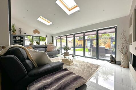 Substantial Living Room With Bi-Fold Doors 280