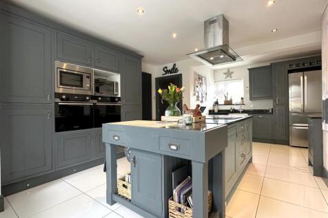 Spacious Modern Kitchen 268