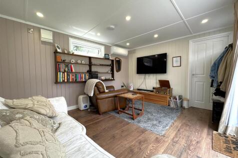Annexe: Living Room 310