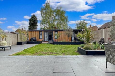 Beautifully Designed Garden 335