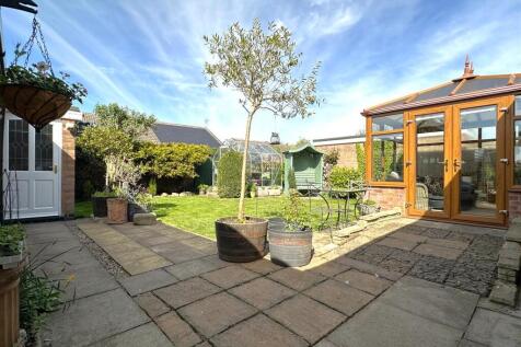 Beautifully Landscaped Garden 561