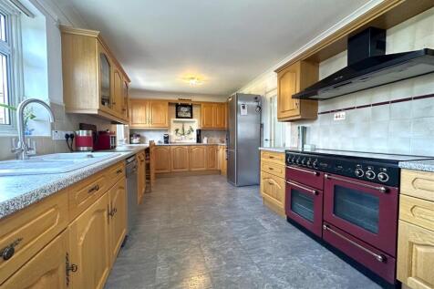 Extensive Fitted Kitchen 545