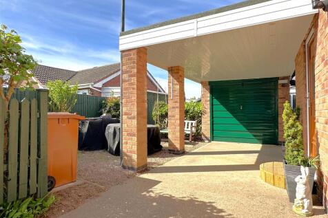 Gated Driveway, Garage &amp; Carport 549