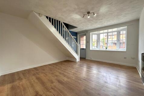 Spacious Living Room 432