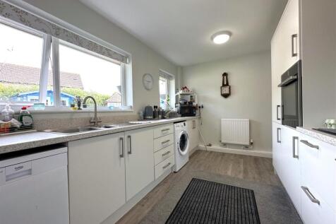 Expansive Kitchen 639