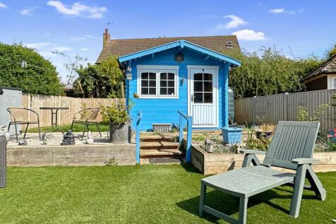 Detached Timber Cabin 688