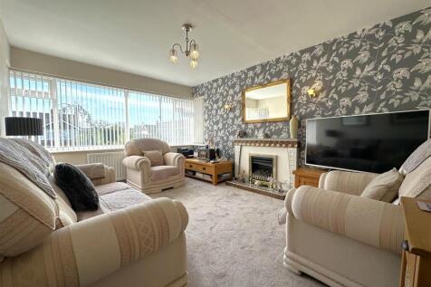 Bay-Fronted Living Room 614