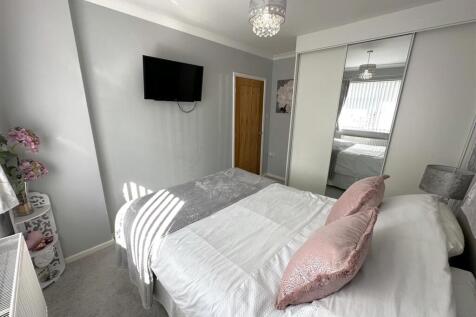 Second Bedroom With Fitted Wardrobes 609