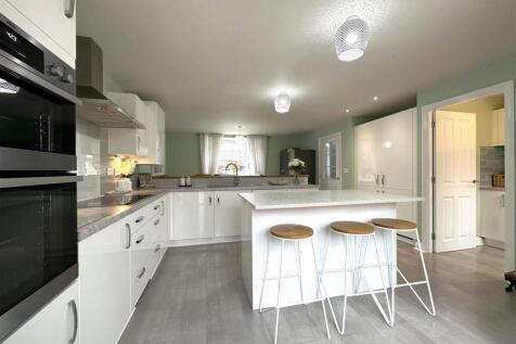 Stylish Kitchen With Breakfast Bar 177